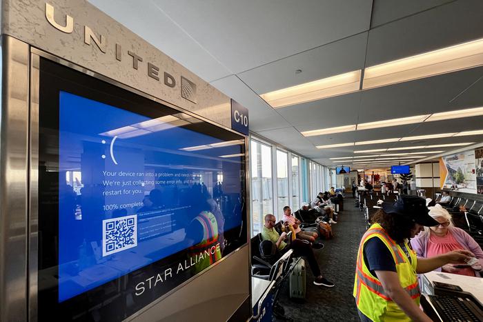 Сотни рейсов были задержаны по всему миру в пятницу. Что стало причиной глобального сбоя в работе аэропортов?