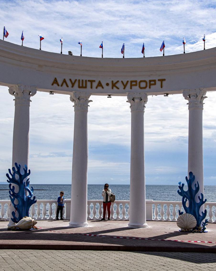 В Алуште ведутся работы по восстановлению электроснабжения почти 49 тысяч горожан оставшихся без света