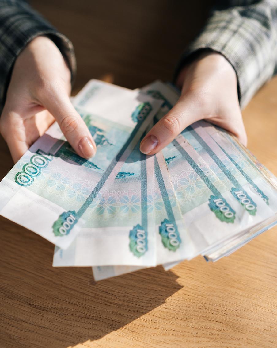 В Центробанке спрогнозировали замедление темпа роста реальных зарплат россиян в следующем году