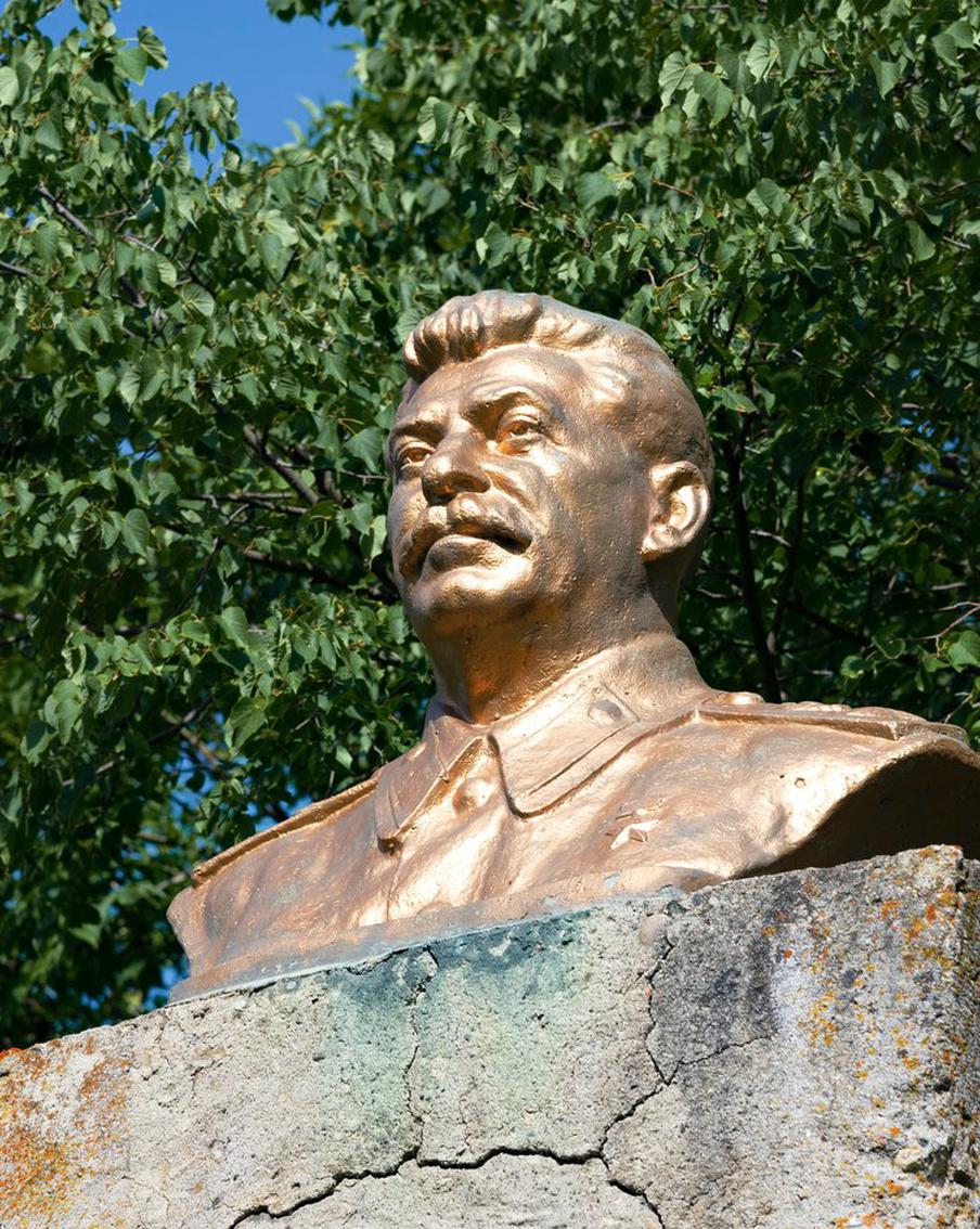 В Звенигороде неизвестный кувалдой снёс голову с бюста Сталина