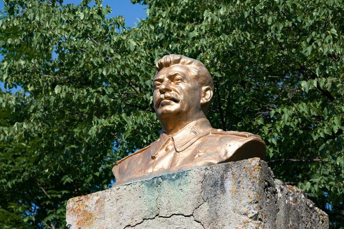 В Звенигороде неизвестный кувалдой снёс голову с бюста Сталина