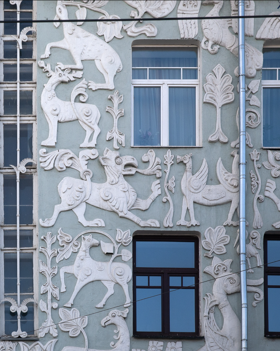 Старинный дом выиграл борьбу с акулами: прошлое и настоящее знаменитого здания на Чистопрудном бульваре