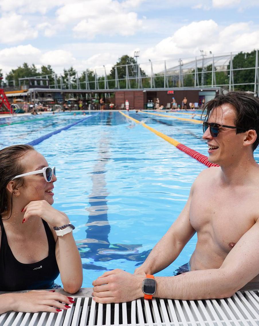 Более 4 тысяч порций мороженого купли горожане у летних бассейнов в Москве с начала лета