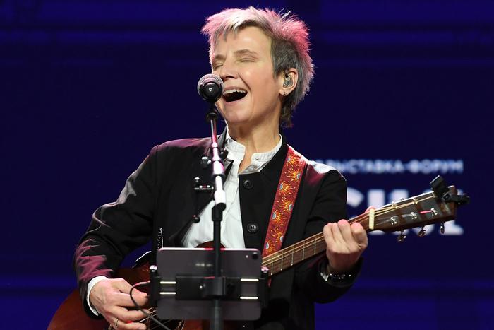 Певица и музыкант Светлана Сурганова посетила Единый пункт отбора на военную службу по контракту