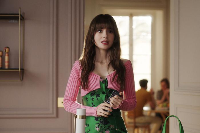 Эмили снова в Париже: модные эксперименты с Лили Коллинз