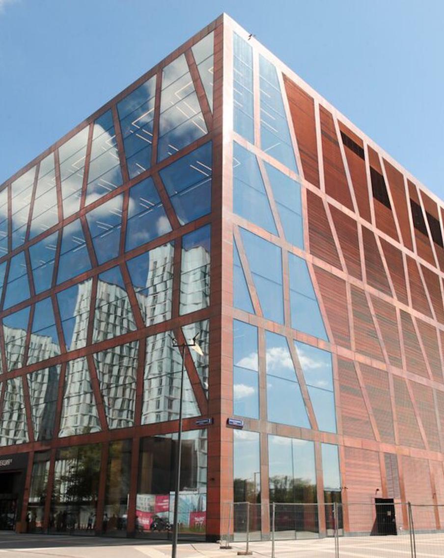 Искусство в Москве переезжает в стеклянно-медный куб