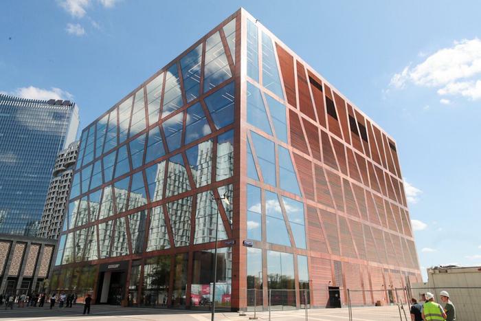 Искусство в Москве переезжает в стеклянно-медный куб