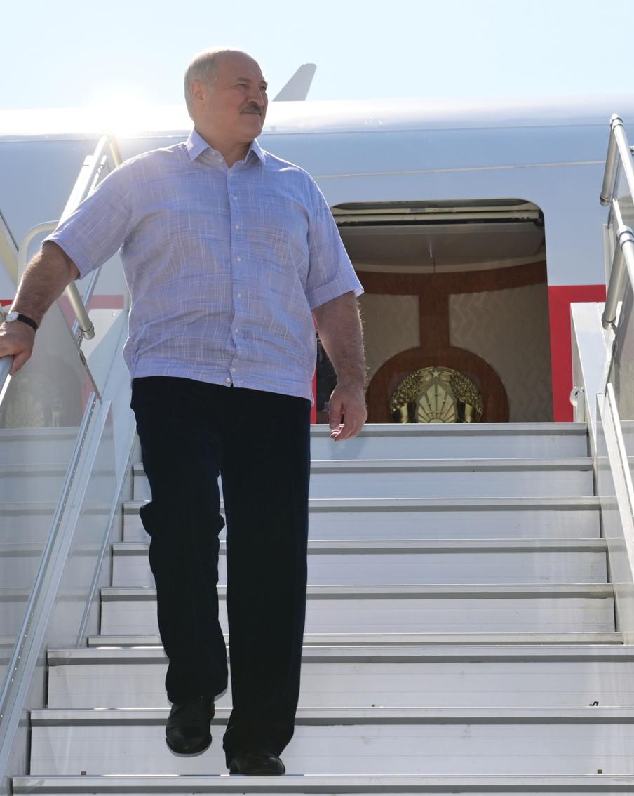 Лукашенко прилетел в Санкт-Петербург