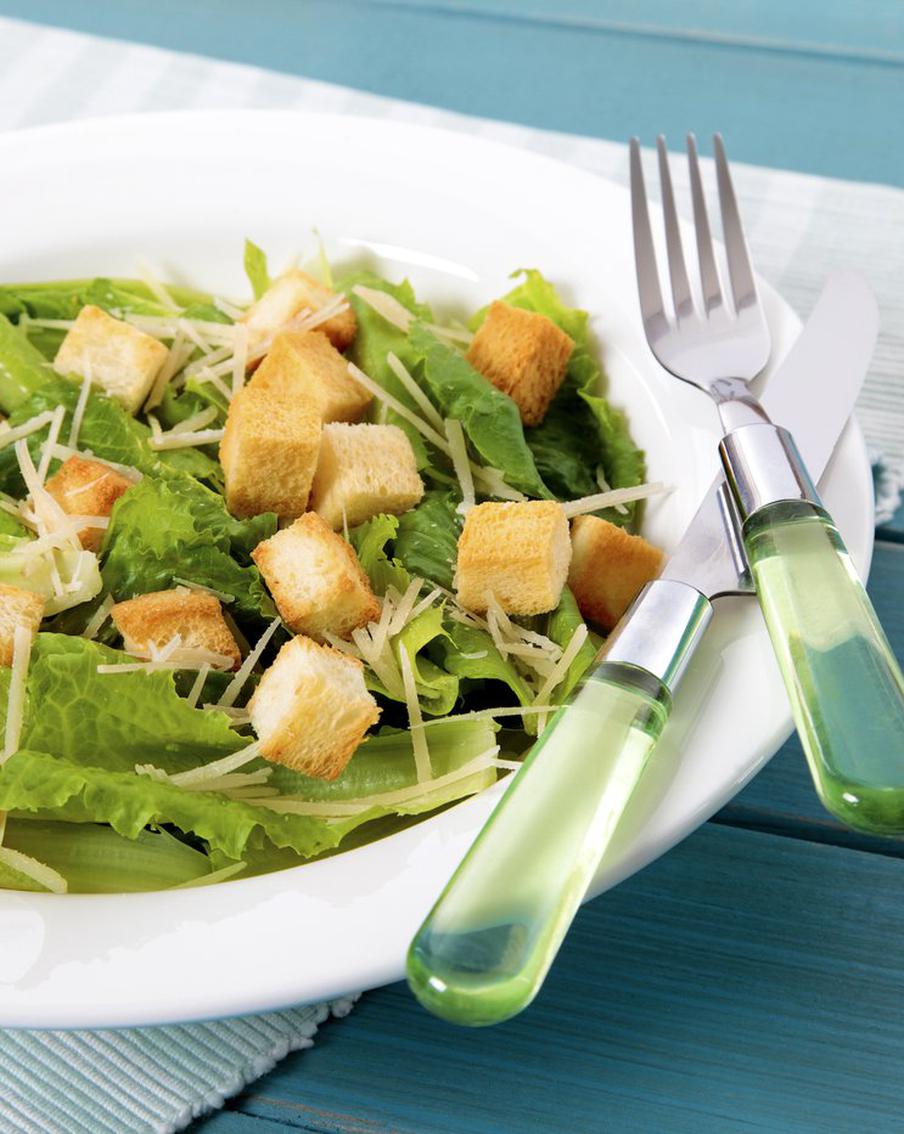 В этом году исполняется 100 лет салату цезарь. Metro выяснило подробности создания и составило идеальный рецепт этого блюда