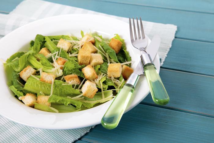 В этом году исполняется 100 лет салату цезарь. Metro выяснило подробности создания и составило идеальный рецепт этого блюда