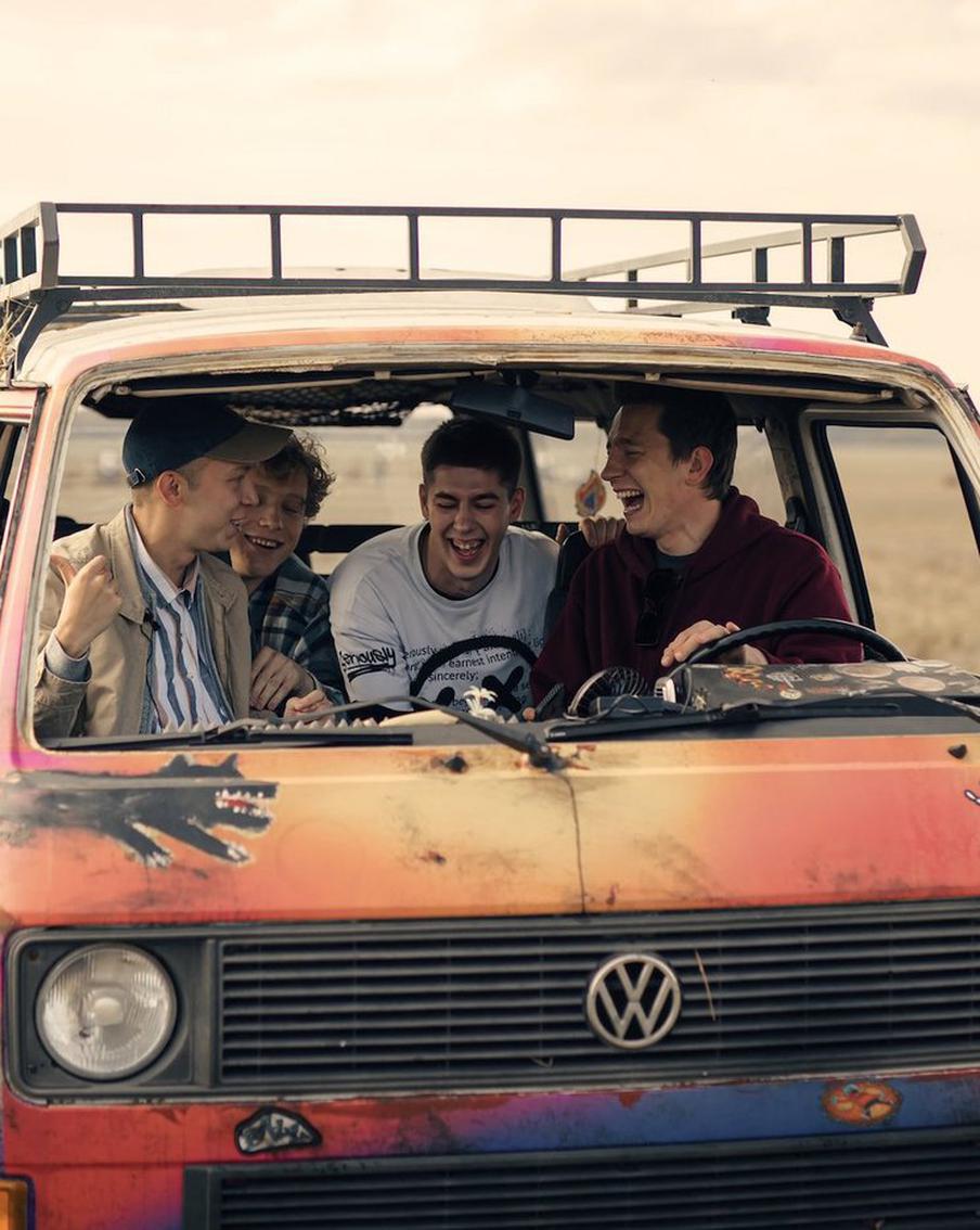 В Сети выходит сериал "Она такая классная" — авантюрное роуд-муви о дружбе