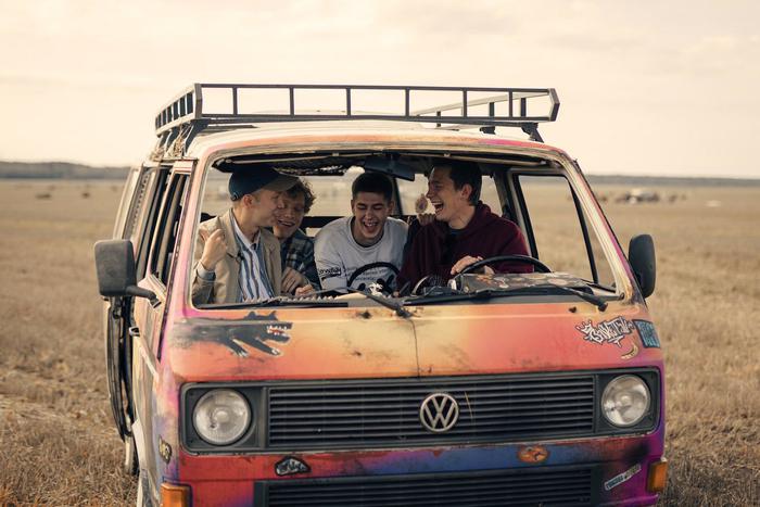 В Сети выходит сериал "Она такая классная" — авантюрное роуд-муви о дружбе