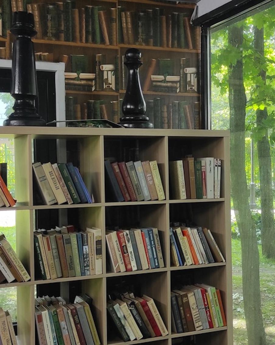 Парки и скверы зовут вас почитать: где искать летние читальни