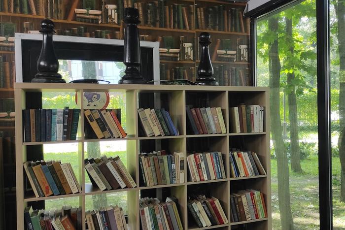 Парки и скверы зовут вас почитать: где искать летние читальни