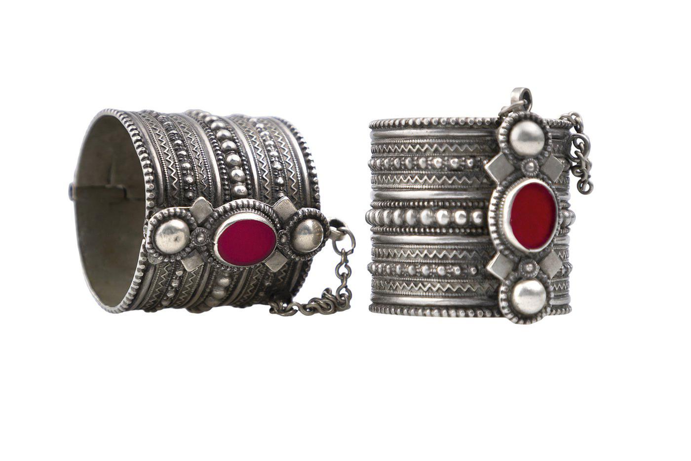 Пара браслетов.
Северный Оман, XX в.
Серебро, цветное стекло.
Национальный музей Султаната Оман.