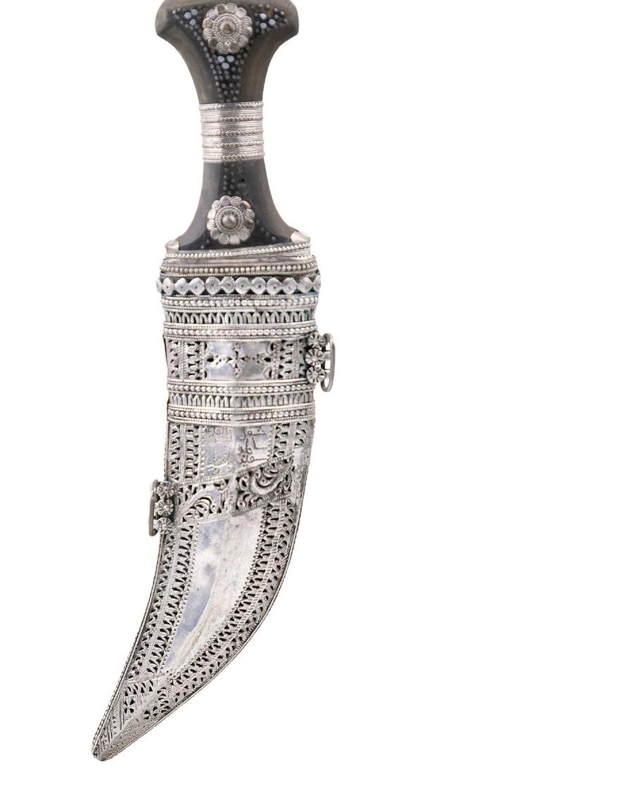 Кинжал, тип джанбийя.
Губернаторство Дофар, XX в.
Рог жирафа, серебро, дерево.
Национальный музей Султаната Оман.