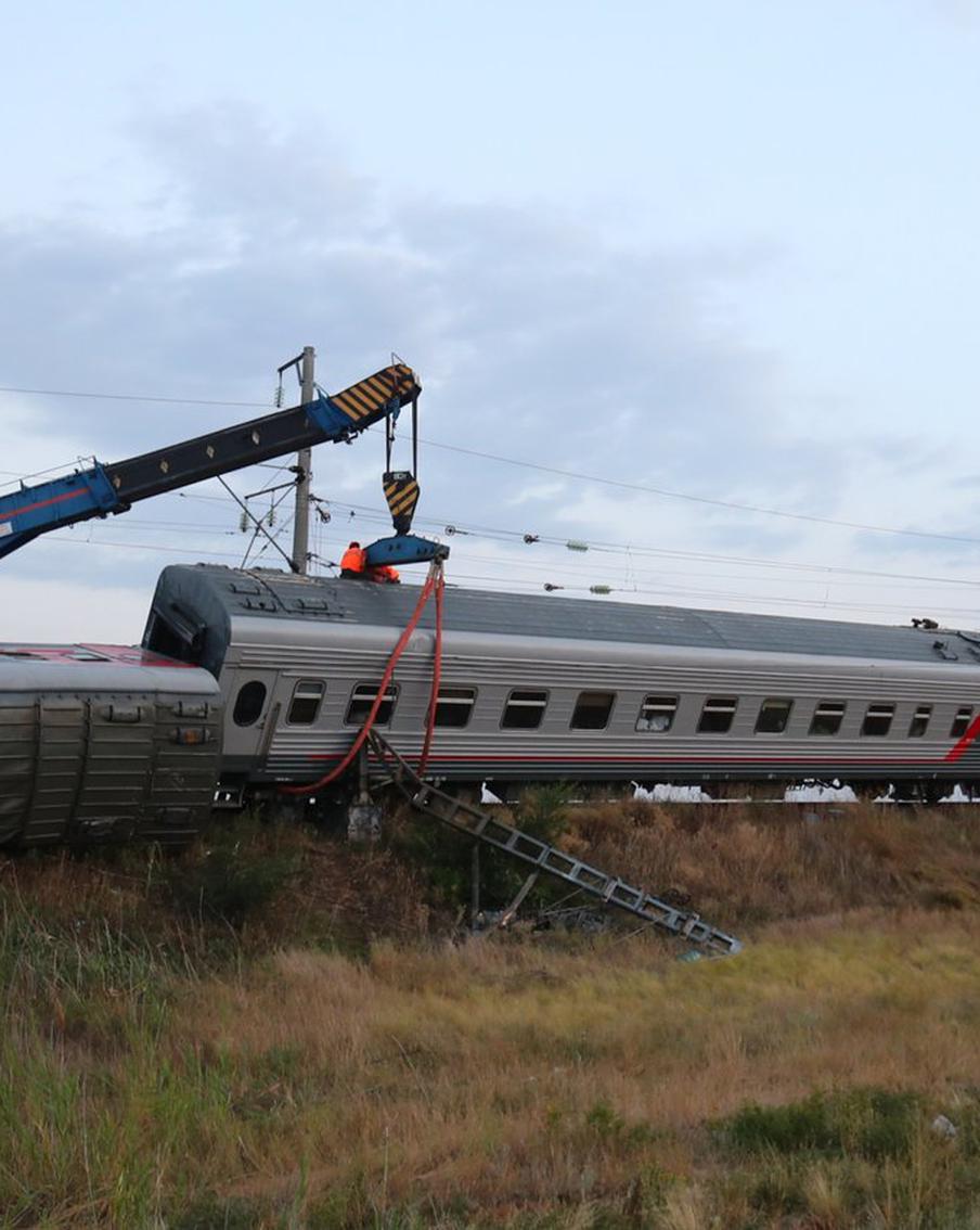 МЧС завершило спасательные работы на месте схода поезда под Волгоградом