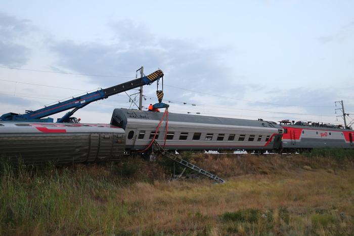 МЧС завершило спасательные работы на месте схода поезда под Волгоградом