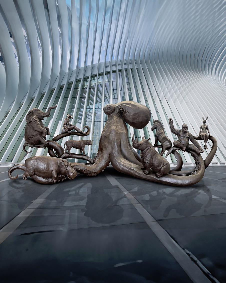 Осьминог держит на щупальцах зверей.