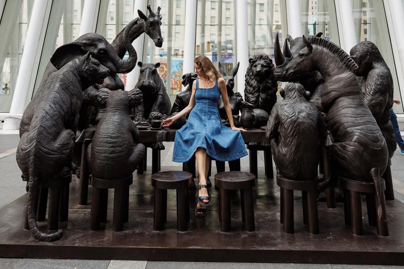 Человек посреди зверей