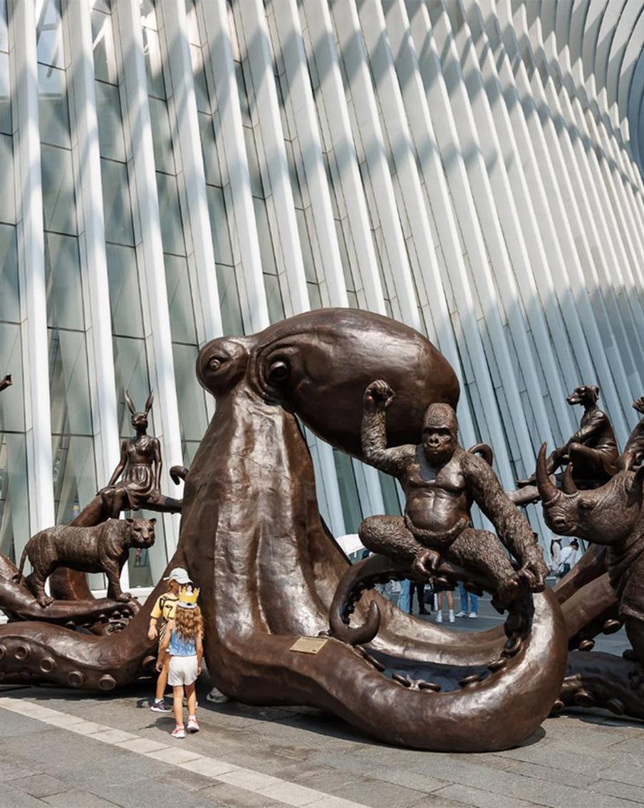 Гигантский осьминог захватил щупальцами зверей. Как надо заботиться об экологии планеты