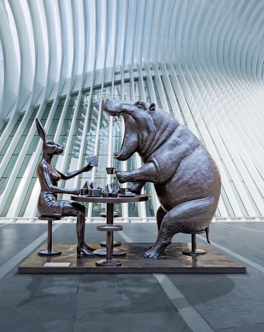 Кролик и бегемот пьют чай.