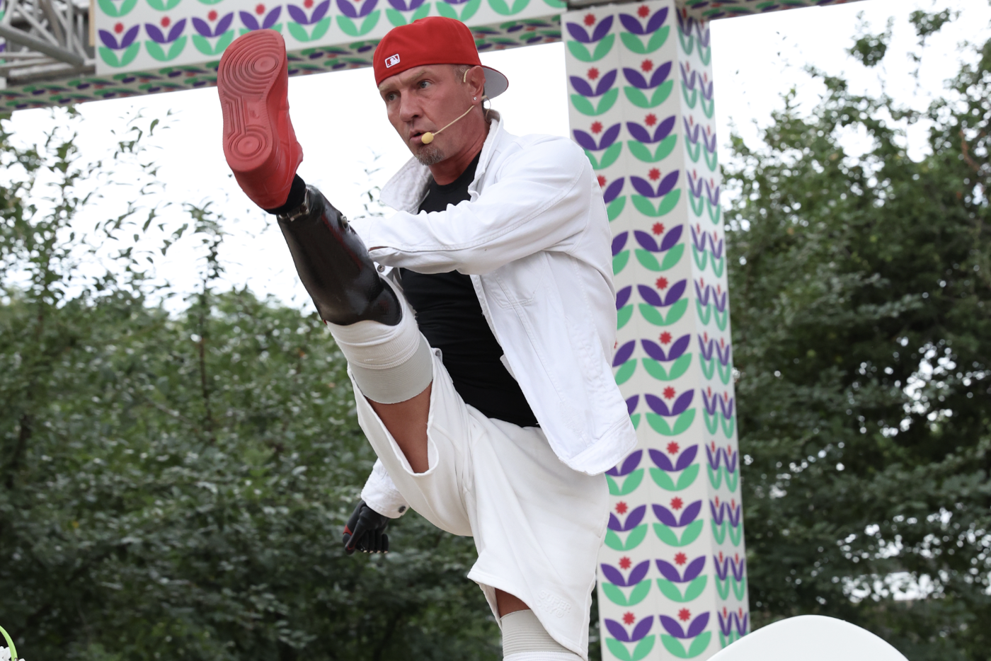 Роман Костомаров провёл открытую зарядку и показал свои любимые упражнения