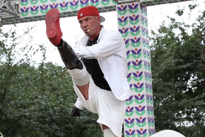 Роман Костомаров провёл открытую зарядку и показал свои любимые упражнения