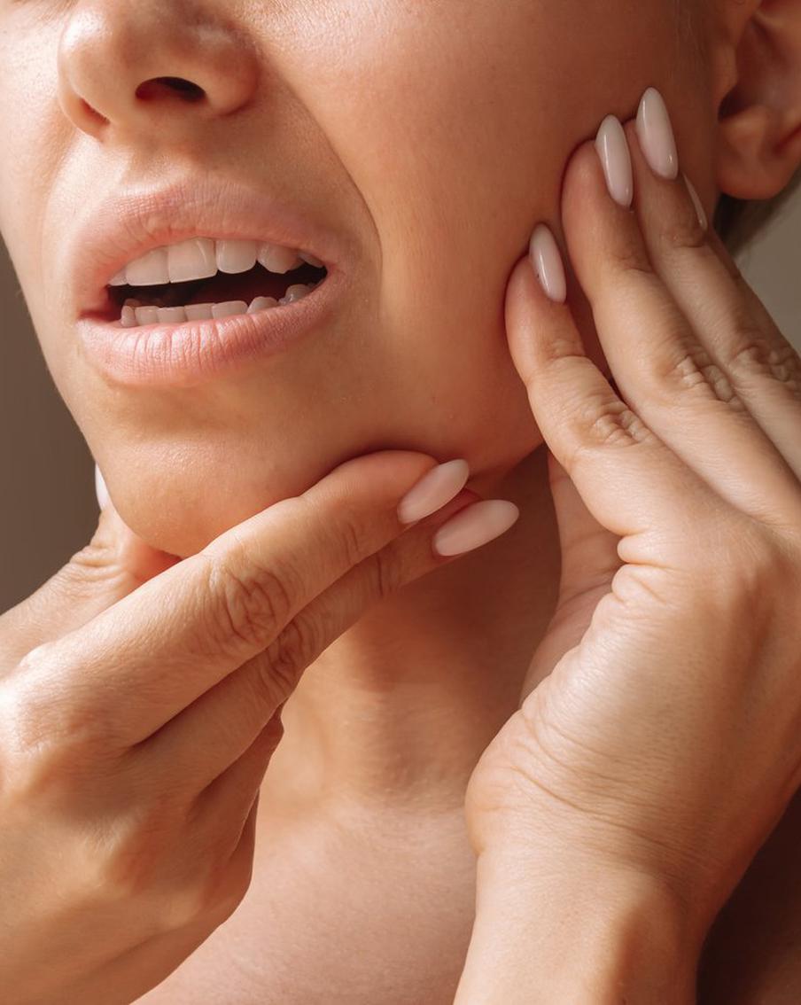 Почему у нас щёлкает челюсть и чем это опасно