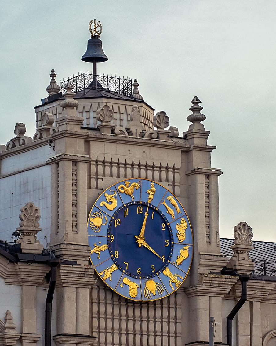 Знаки зодиака на башне Казанского вокзала подсказывают москвичам, который час