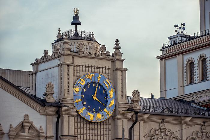 Знаки зодиака на башне Казанского вокзала подсказывают москвичам, который час