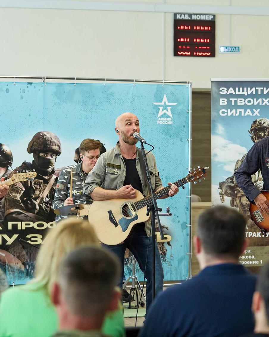 Музыканты группы "Зверобой" посетили Единый пункт отбора на военную службу по контракту и пожелали служащим безопасного возвращения домой