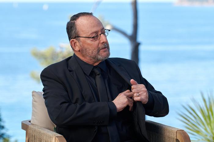 Рено и Депардье вышли на пенсию и отправились в дом престарелых