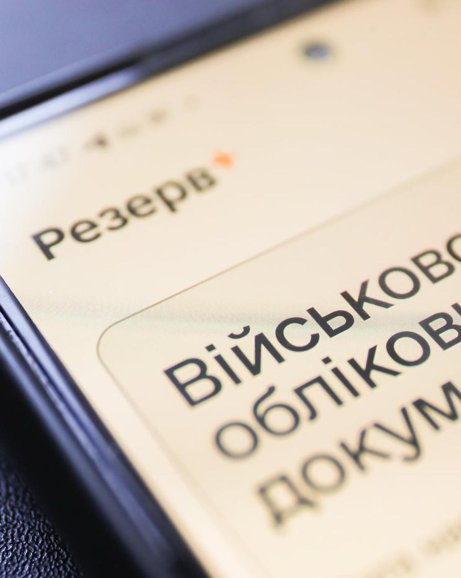 Украинские дальнобойщики массово оставляют фуры за границей