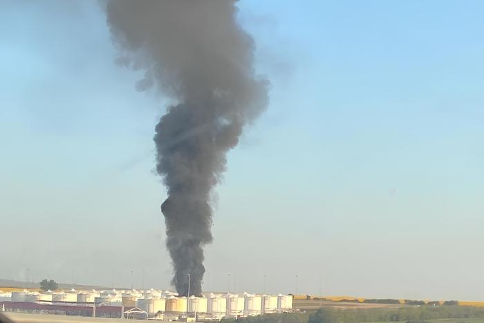 В Ростовской области ликвидировали возгорание на базе для хранения топлива, вспыхнувшей после атаки дронов ВСУ