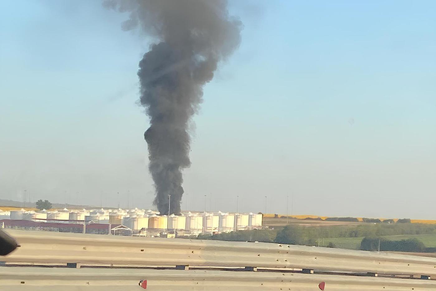 В Ростовской области ликвидировали возгорание на базе для хранения топлива, вспыхнувшей после атаки дронов ВСУ