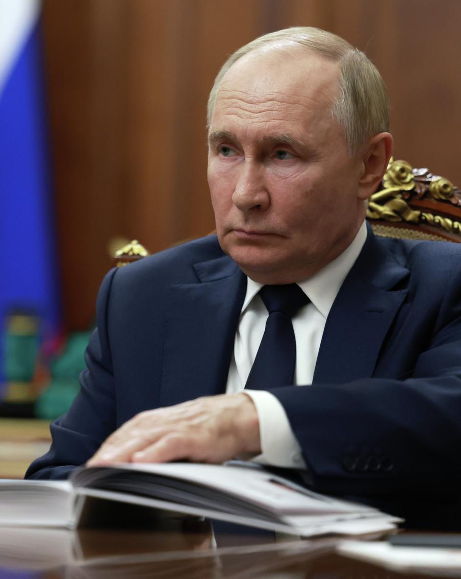 Президент России Владимир Путин обсудил с главой региона принимаемые для ликвидации последствий ЧП меры