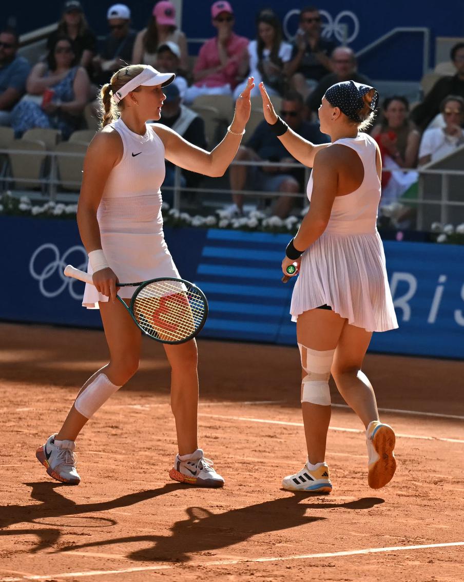 Шнайдер спала с ракеткой, а Андреева шутила на тренировках