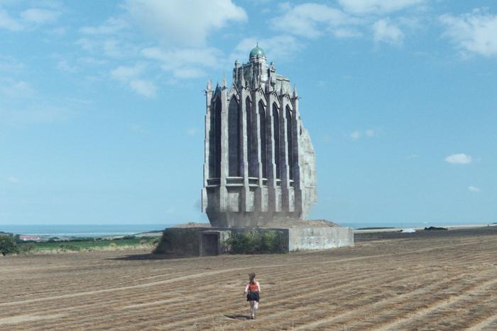 Космические корабли прилетели во французскую деревню в новой картине "Империя"