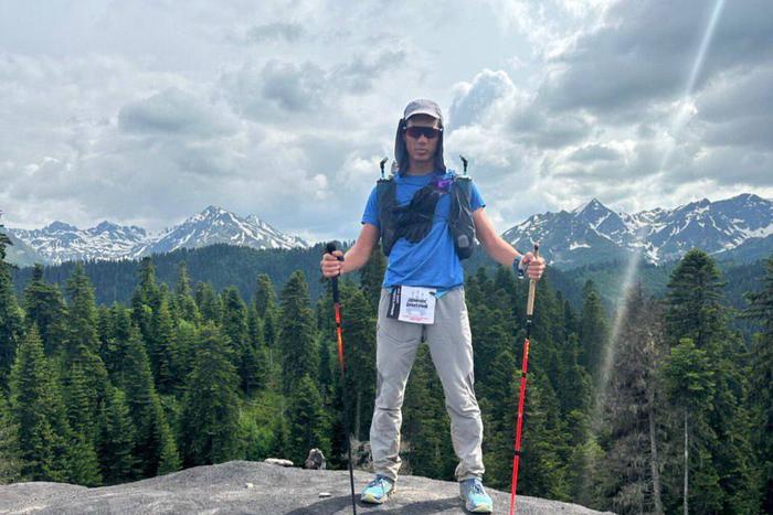 "На Эльбрусе меня прямо в шапку ударила молния": Он пробежал от Каспийского моря до Чёрного