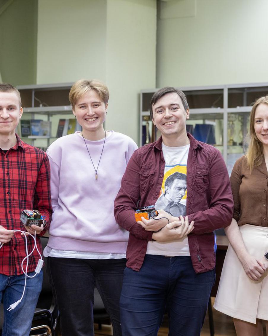 Московские студенты МАИ научились заряжать телефон от солнца или вибрации