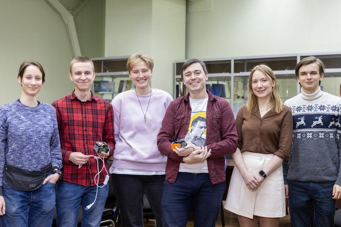 Московские студенты МАИ научились заряжать телефон от солнца или вибрации