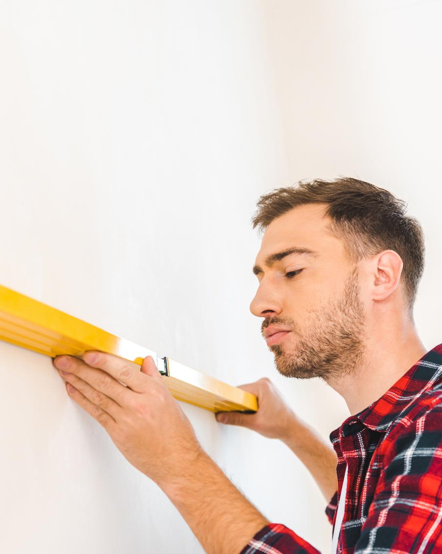 Как замаскировать кривую стену: 5 бюджетных способов от эксперта