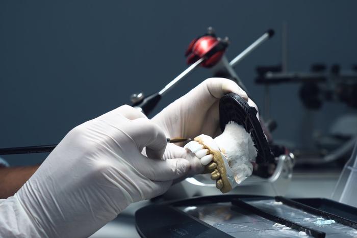 Китайские преступники воровали зубы трупов и делали из них протезы