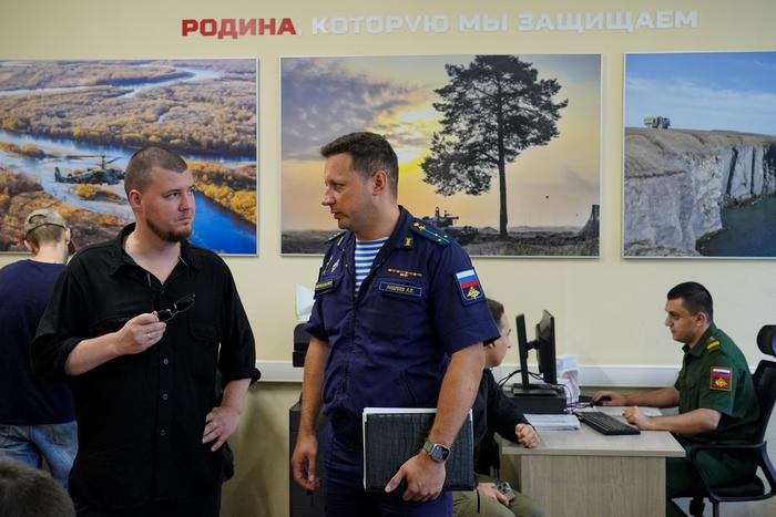 Рэпер Рич посетил столичный пункт отбора на военную службу и отметил, что всё организовано там на высоком уровне