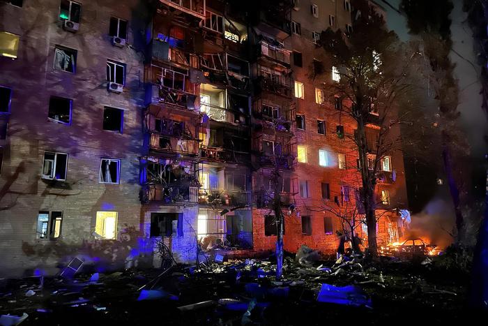 В Курске сбитая ракета ВСУ упала на жилой дом и стала причиной возгорания, из-за которого пострадали 13 человек