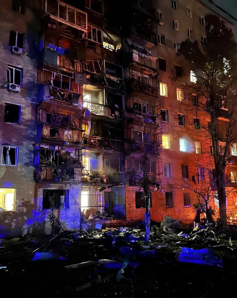 В Курске сбитая ракета ВСУ упала на жилой дом и стала причиной возгорания, из-за которого пострадали 13 человек