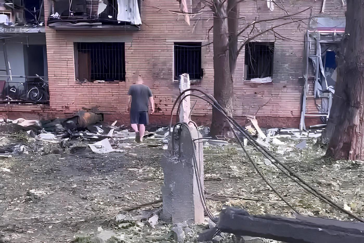 Количество пострадавших при попадании сбитой ракеты ВСУ в жилой дом в Курске увеличилось до 15 человек