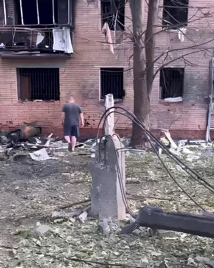 Количество пострадавших при попадании сбитой ракеты ВСУ в жилой дом в Курске увеличилось до 15 человек