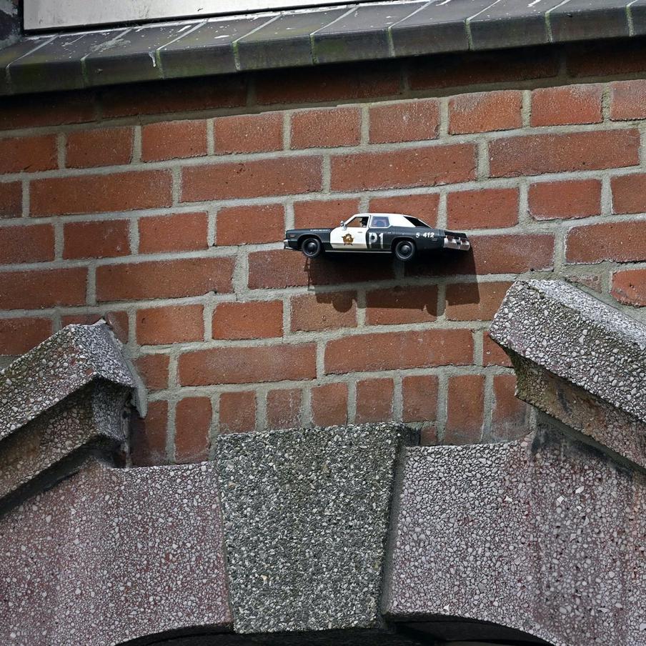 Полицейская машинка будто бы пролетает над разведённым мостом. Выглядит захватывающе, хотя это просто игрушка!